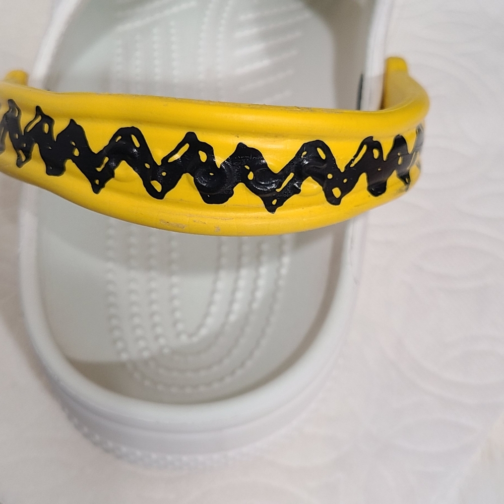 Crocs Unisex Women’s Sz 9 M S7 Classic Peanuts Charms Clog Snoopy Charlie Brown